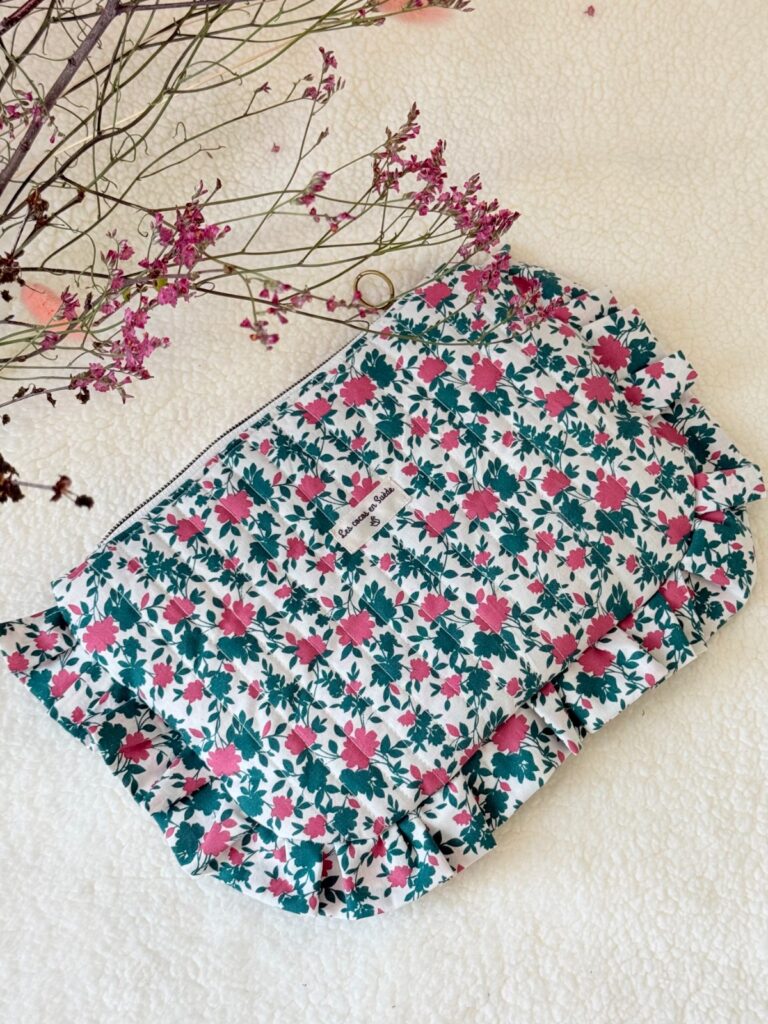 Trousse de toilette plate à volants