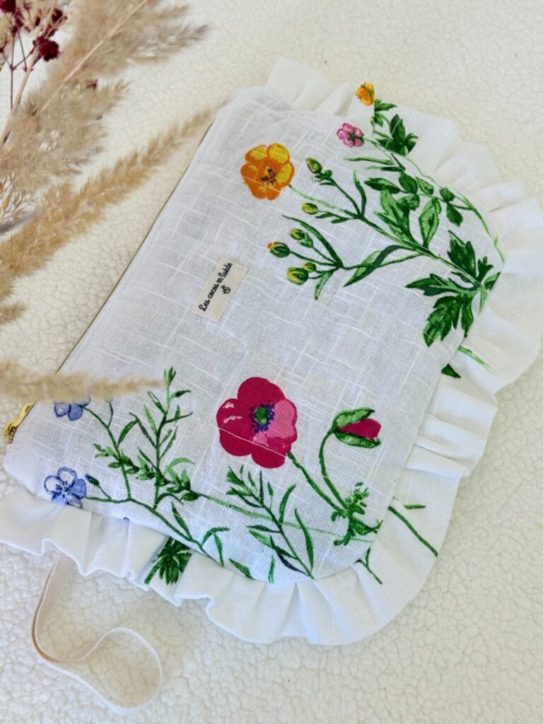 Trousse de toilette plate à volants